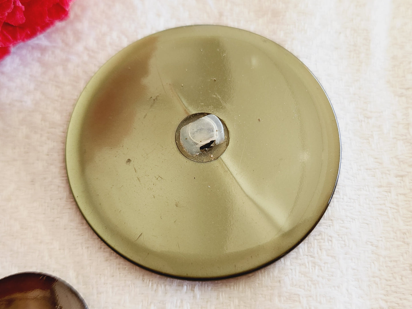 Énorme bouton vintage à pied vert kaki nacré diamètre: 3,9 cm ref 2755