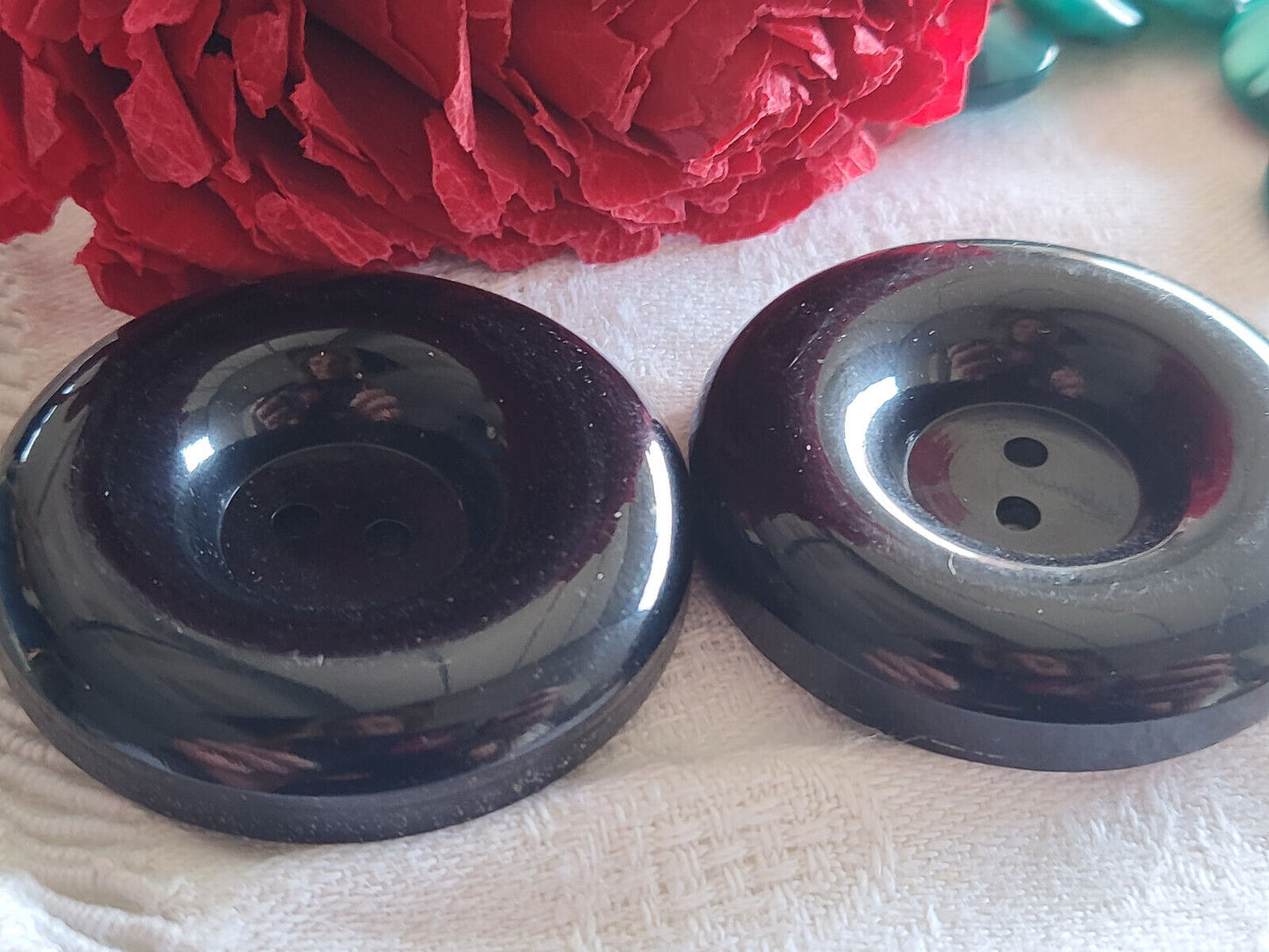 Duo gros boutons vintage noir travaillé à trou épais diamètre 3,8 cm ref 0068