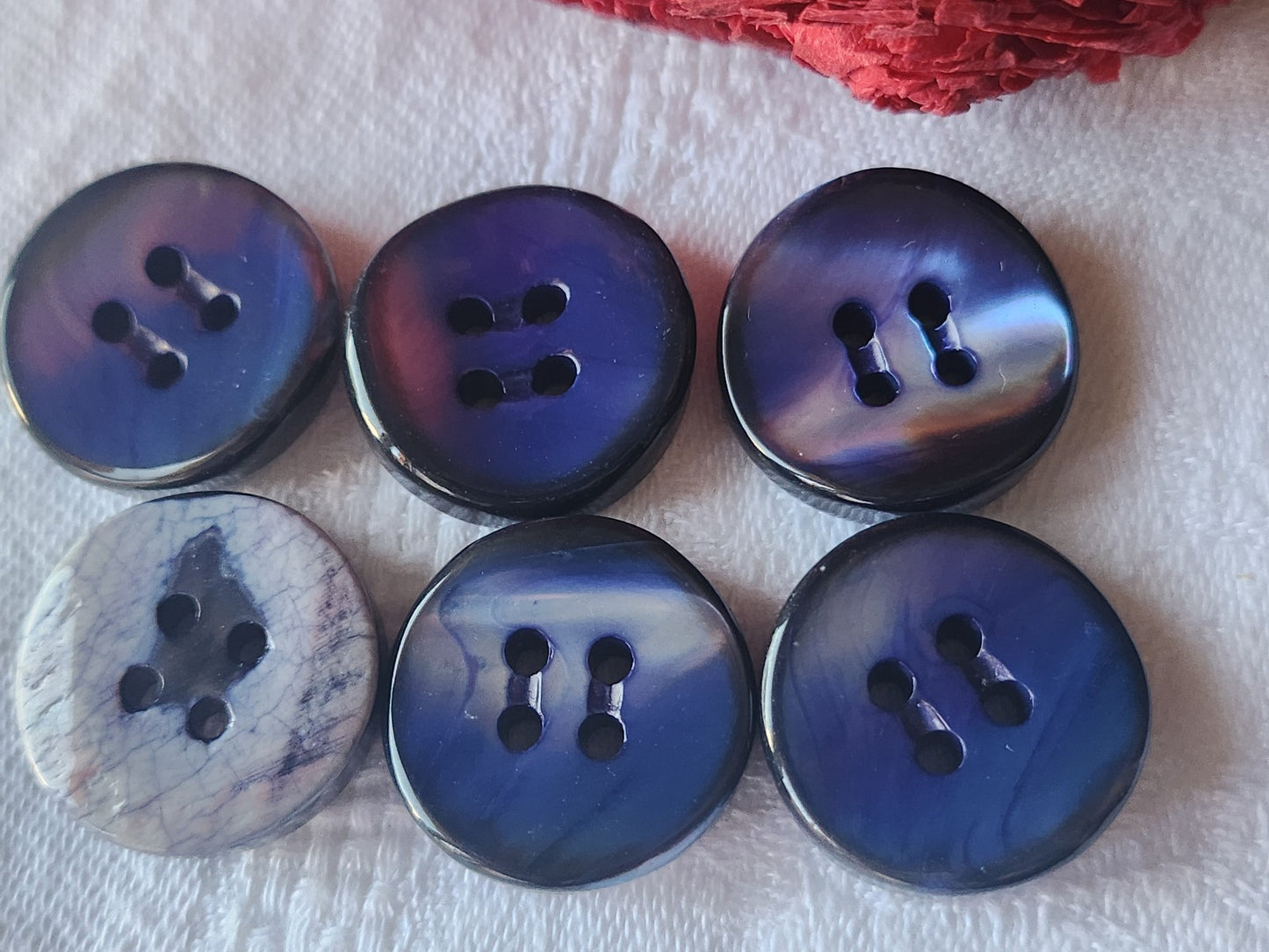 Lot 6 boutons anciens en nacre bleu épais bord 2,2 cm lourd ref 5476