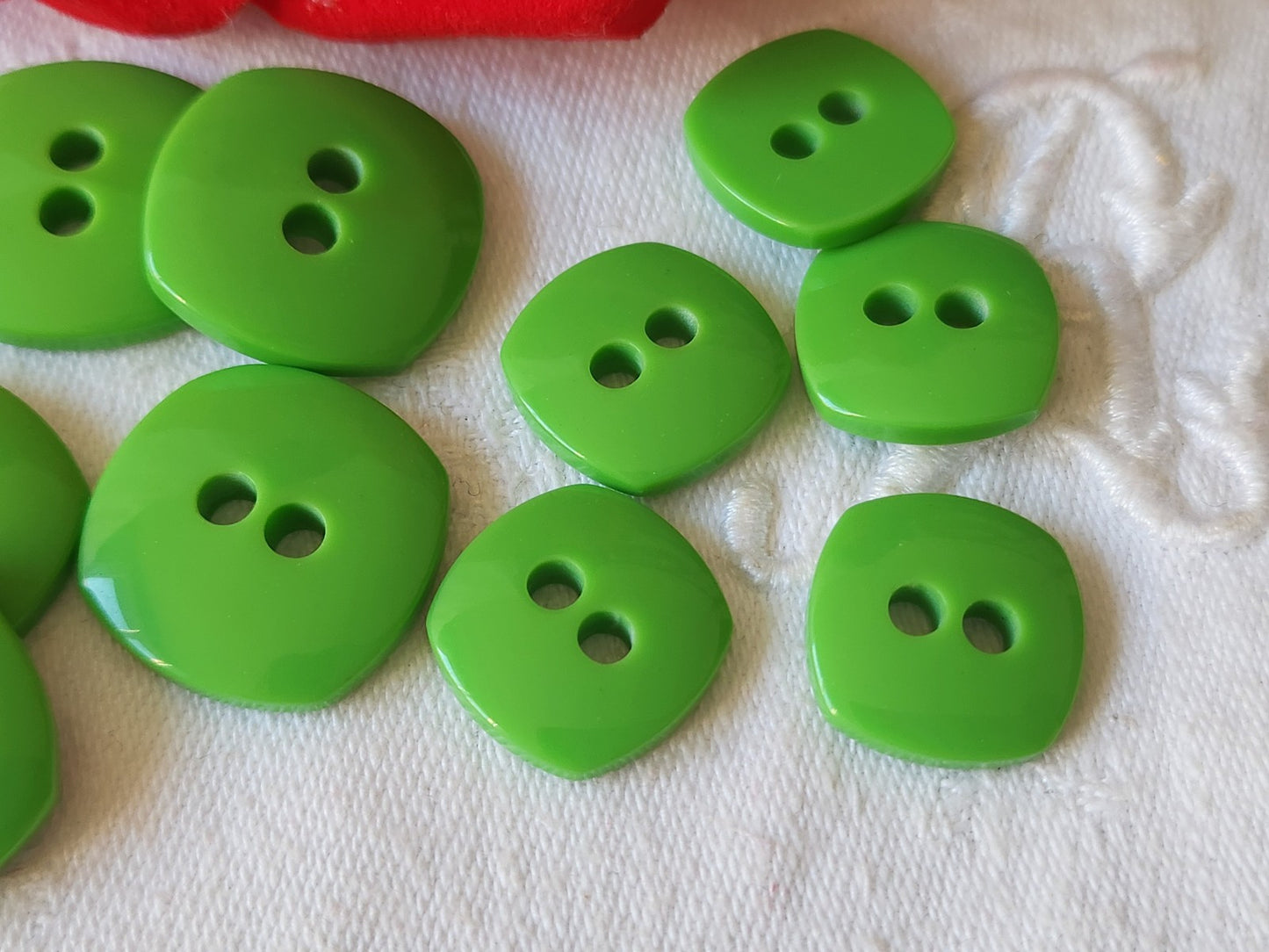 Lot 12 boutons vintage vert pomme granny panaché 1,7 et 2,1 cm ref 1921