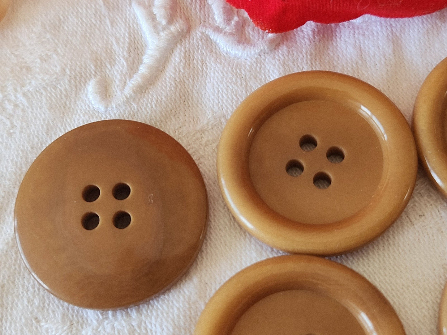 Lot 5 boutons anciens en corozo marron gros à trous 2,9 cm ref 3859