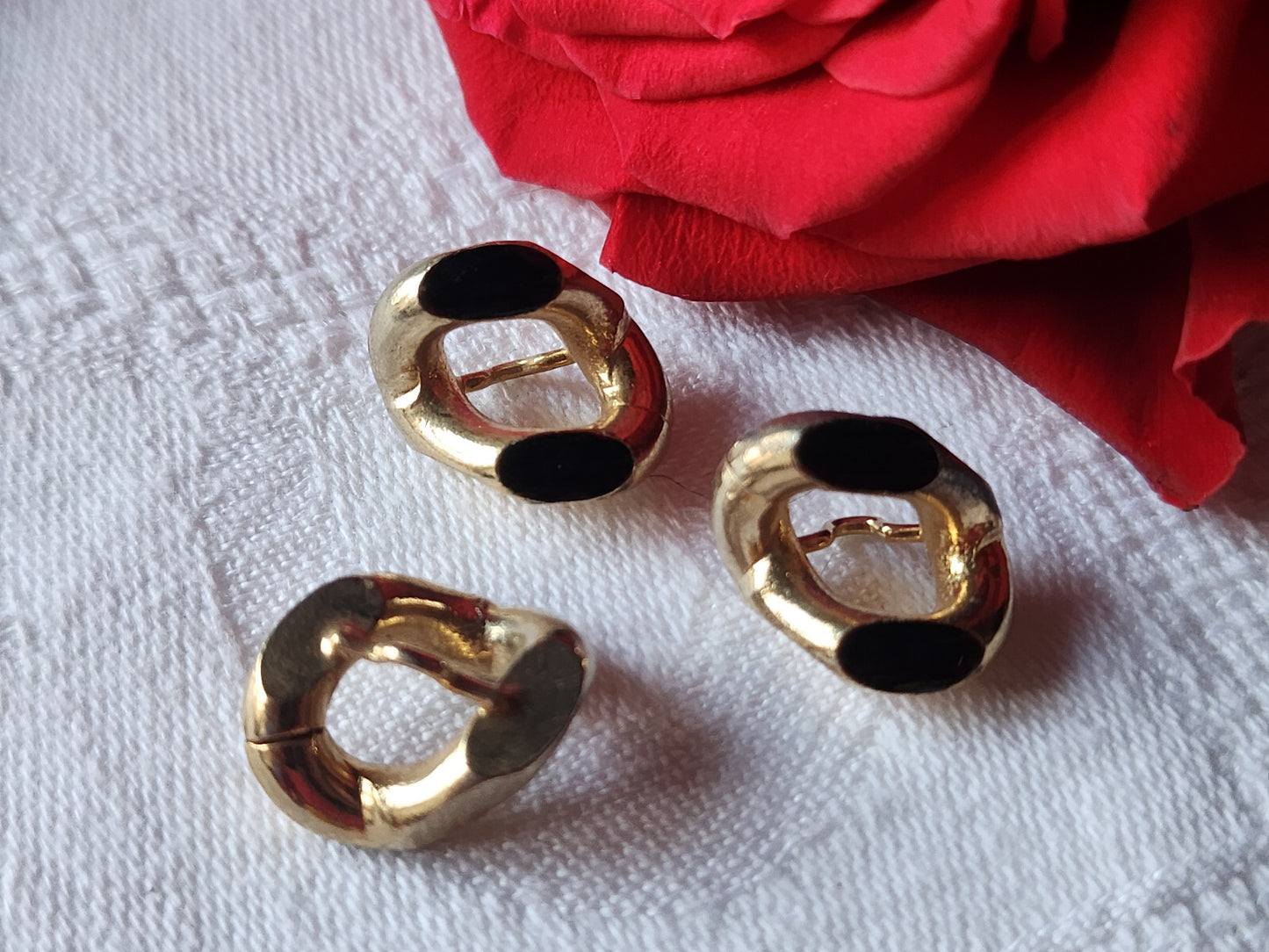 Trio boutons vintage en métal doré maillon noir pied 1,4 sur 1,5 cm G17B