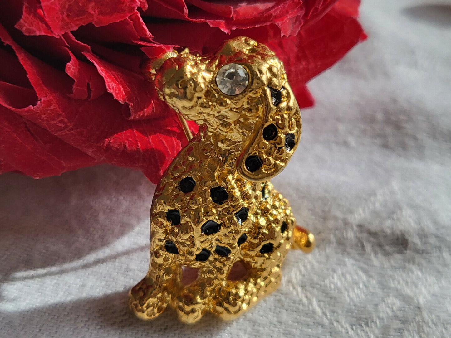 Broche métal doré doré tacheté noir yeux strass volume 3,3 sur 2,4 cm