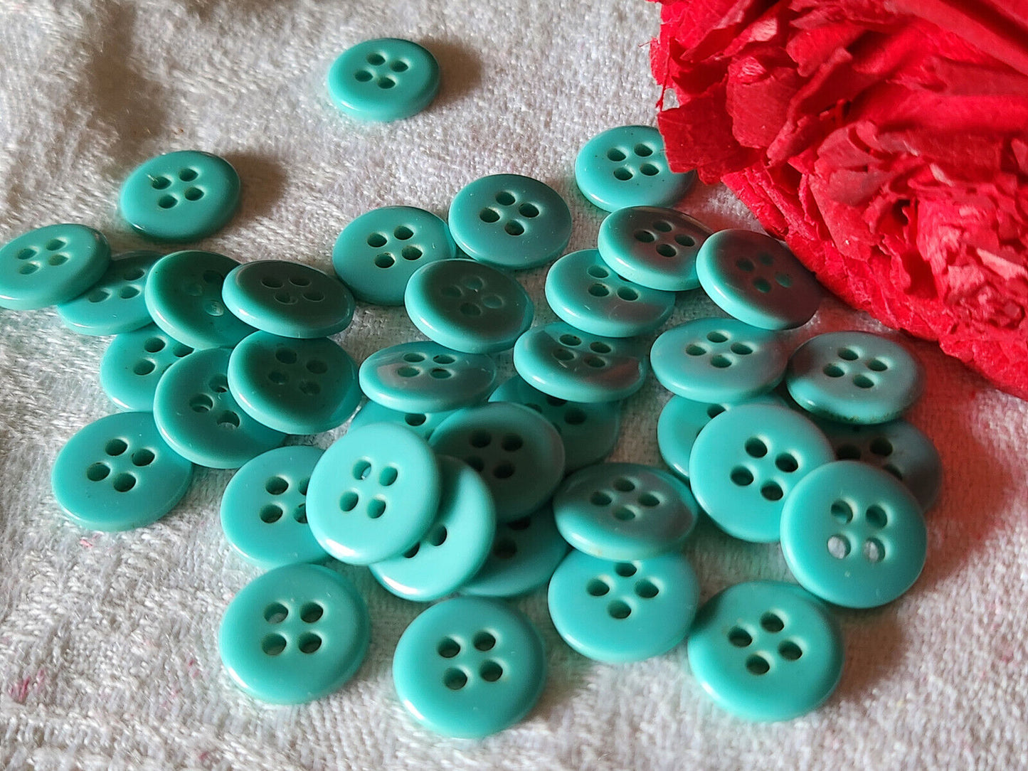 Lot 31 petits boutons vintage bleu turquoise trous 1,3 cm ref 5252