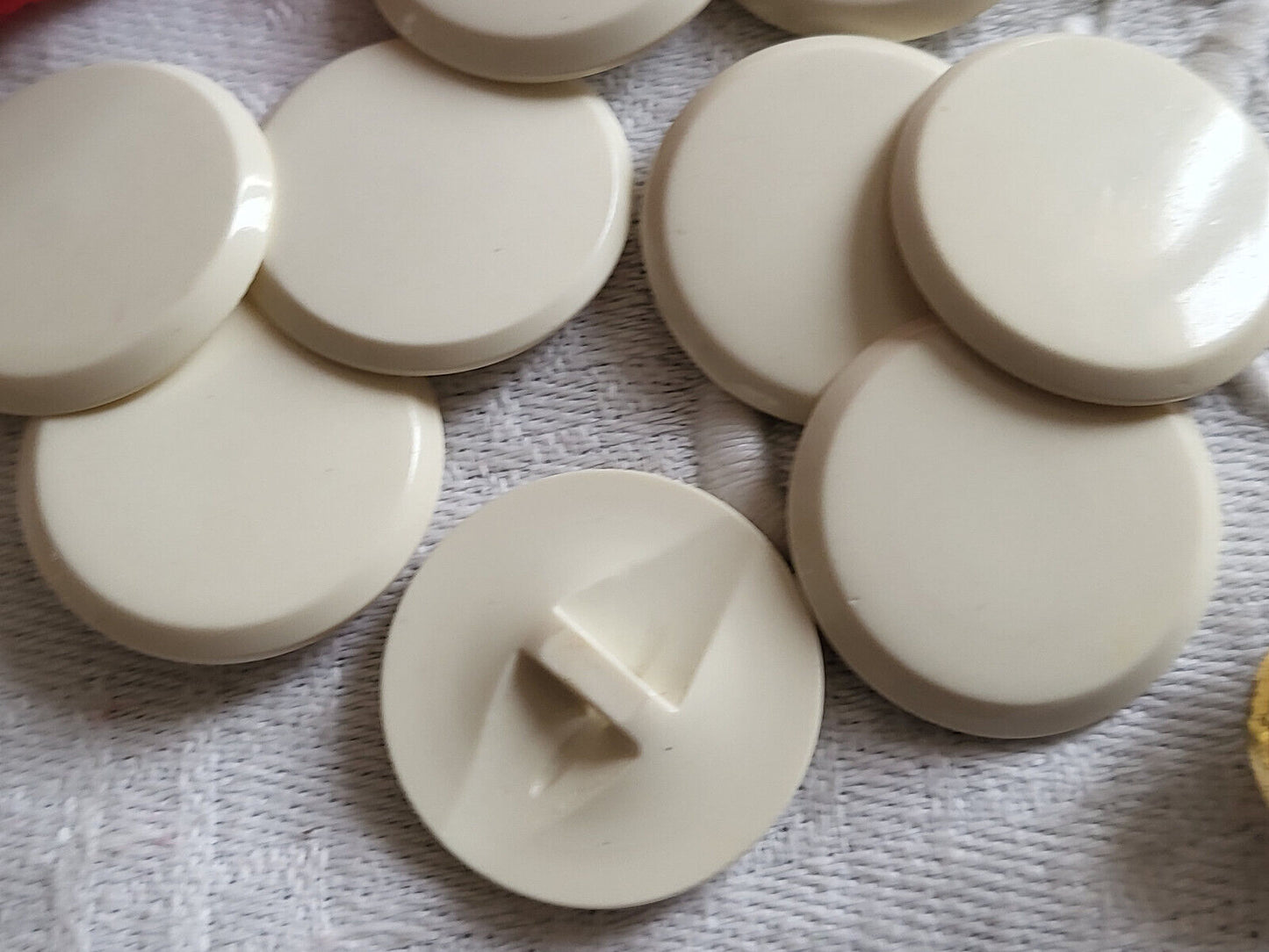 Lot 8 boutons vintage crème à pied plat rebord 2,2 cm ref 2548