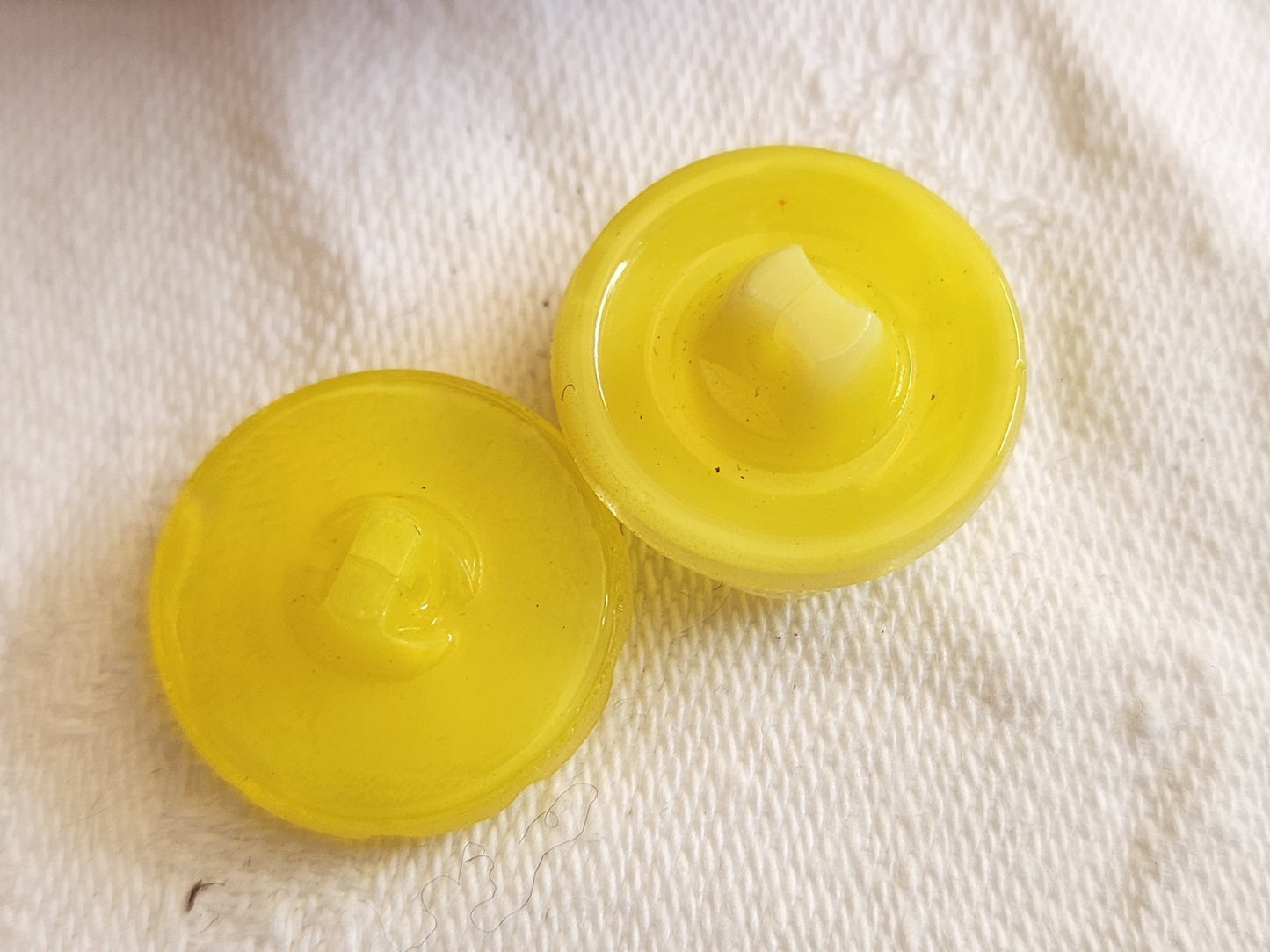 Duo boutons vintage en verre jaune laiteux travaillé 1,7 et 1,8 cm G19I