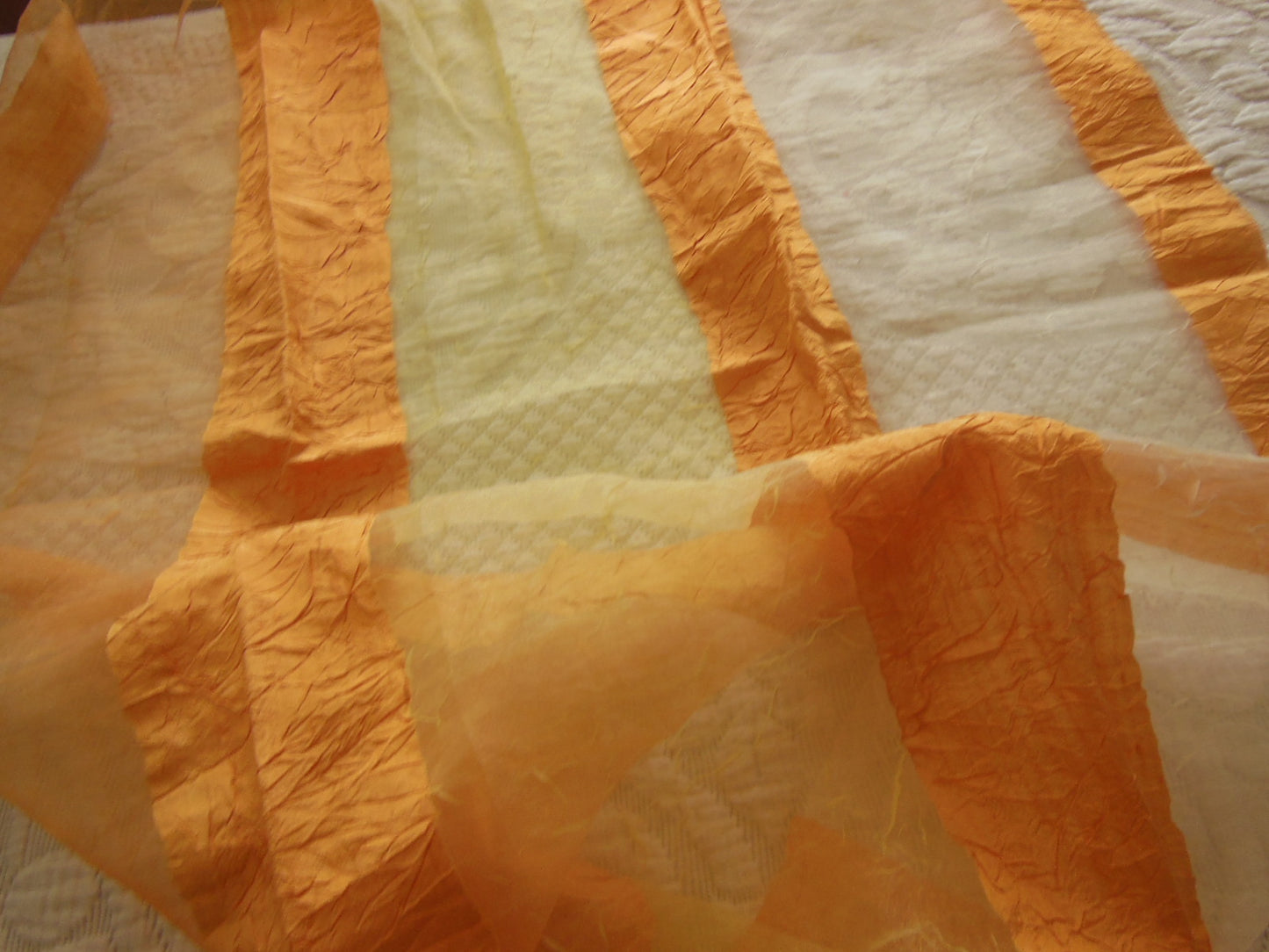 Coupon tissu brillant voilage orange jaune 74 cm sur 63 cm B3