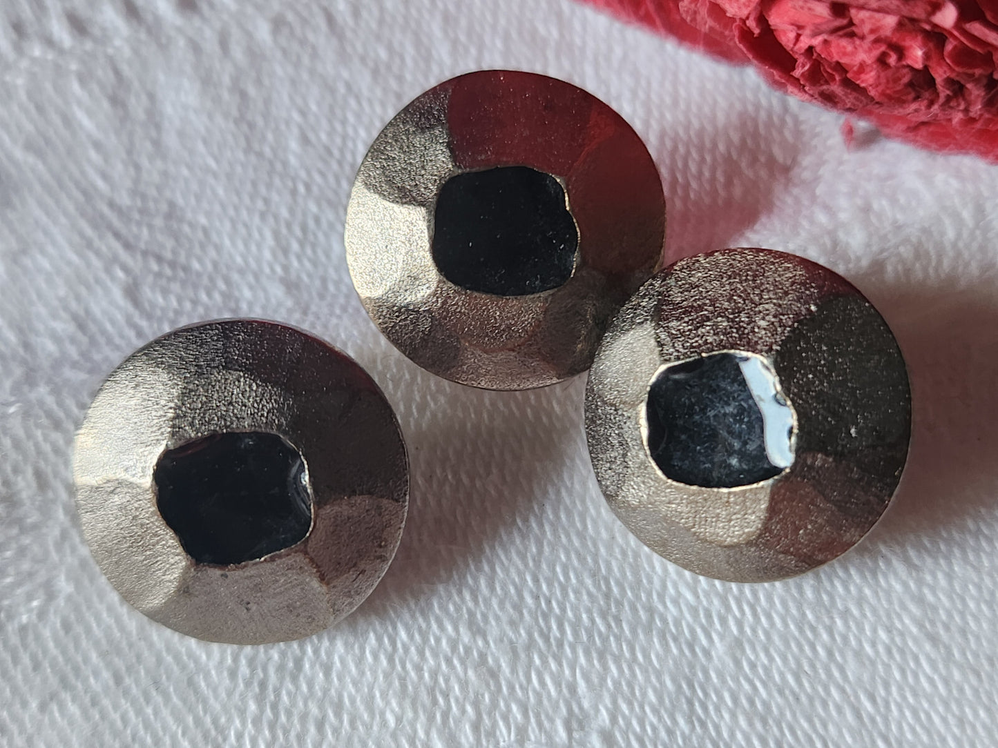 Trio boutons vintage en métal argenté facette noir pied 1,7 cm ref 2350