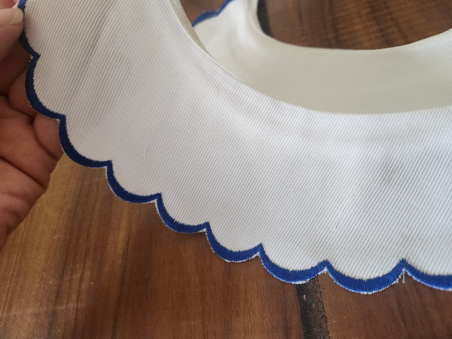 Ancien col en tissu tramé broderie bleu feston à l'unité B3-1