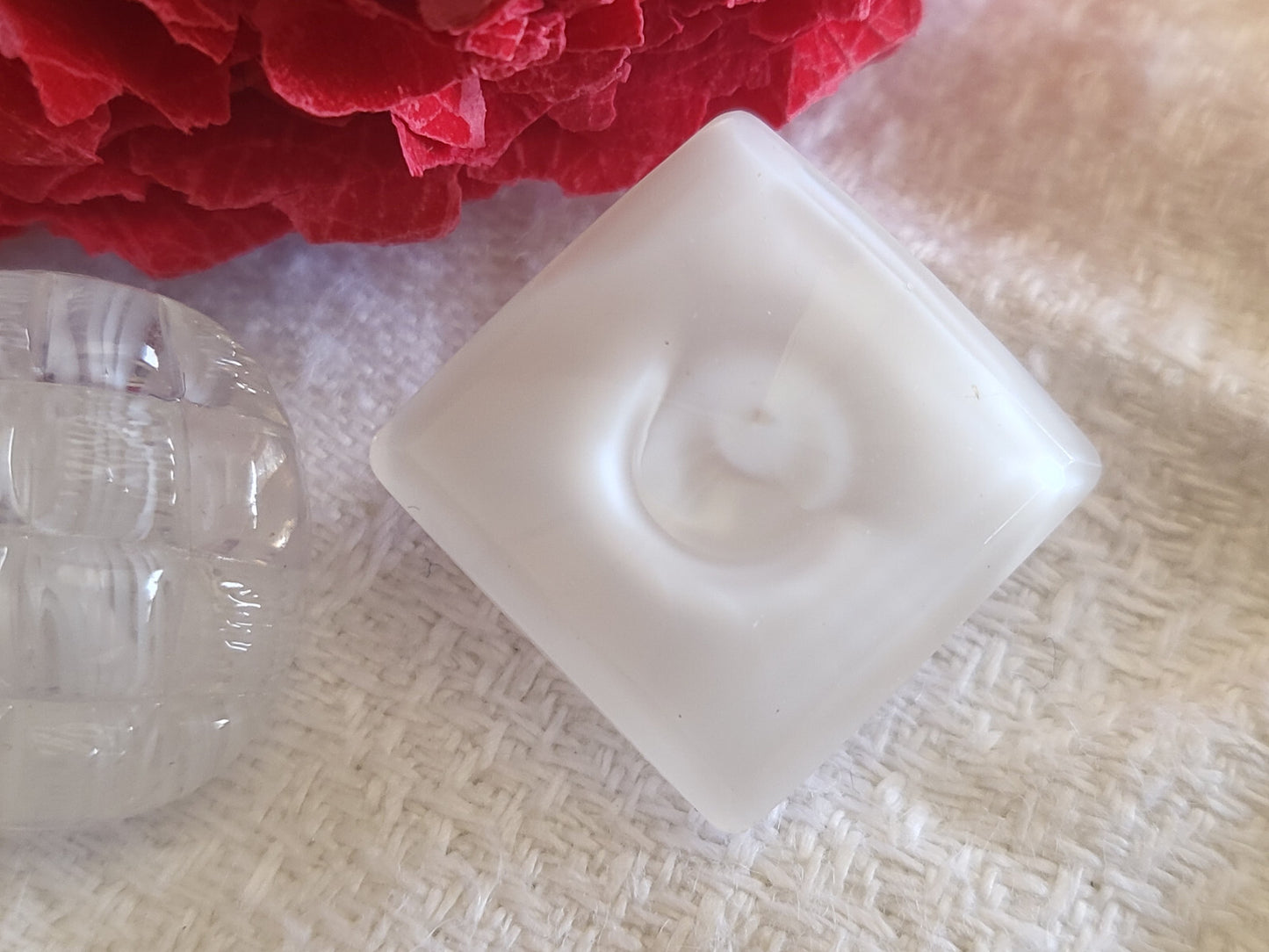 Duo boutons anciens en verre blanc laiteux 1,6 et 1,7 cm D15J