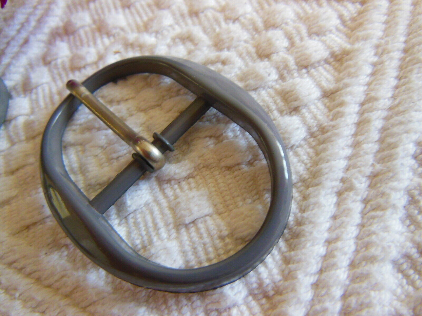 Boucle de ceinture grosse vintage grise ovale 5,6 sur 4,3 cm ME1