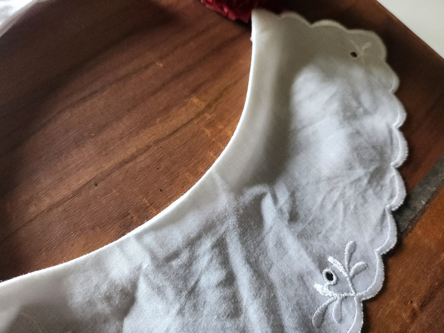 Ancien col en tissu broderie lumineuse en relief blanc B7-64