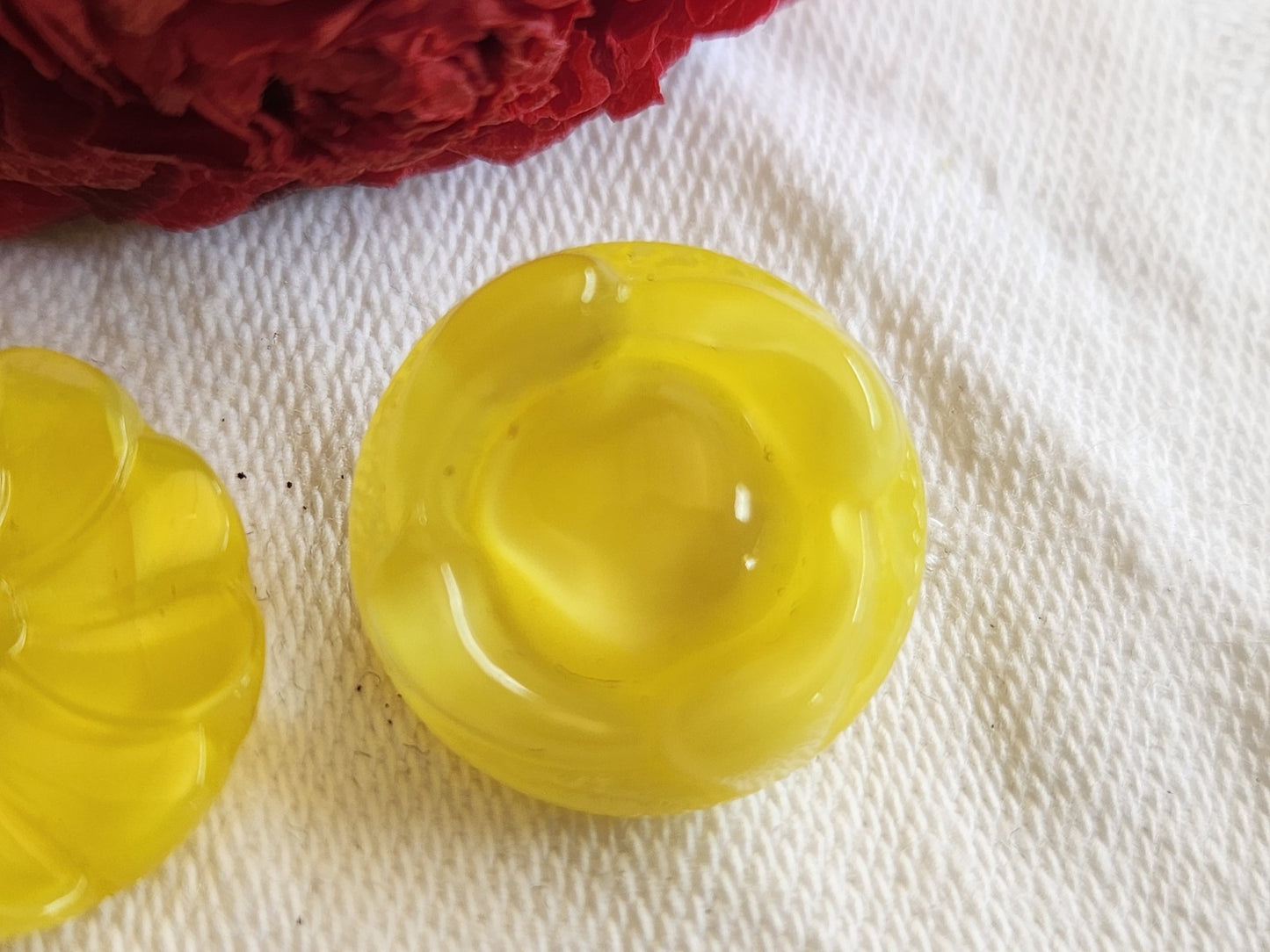 Duo boutons vintage en verre jaune laiteux travaillé 1,7 et 1,8 cm G19I