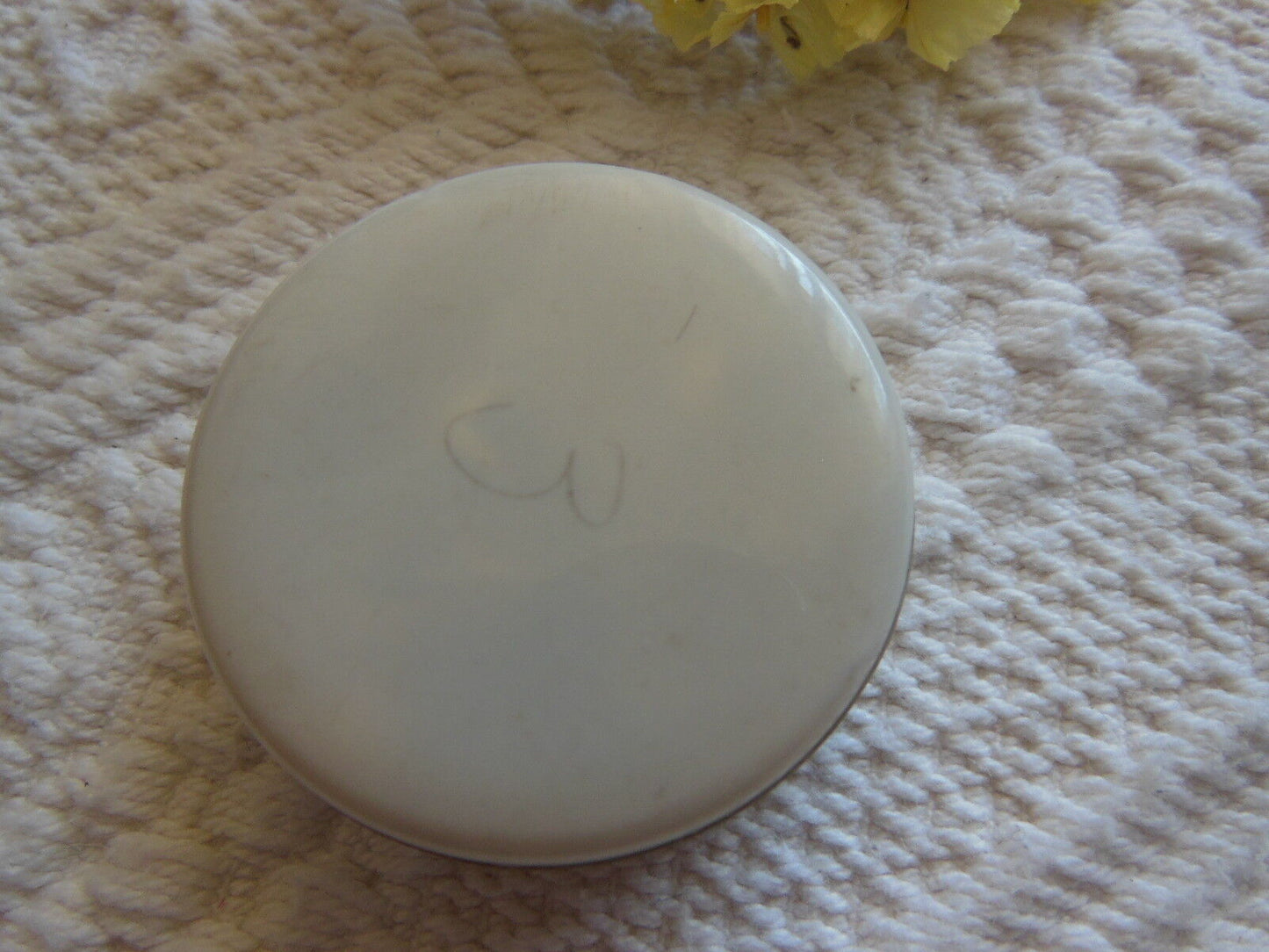 Ornement vintage mercerie rond doré pour customisation ancien 0,5 cm n°3 T17