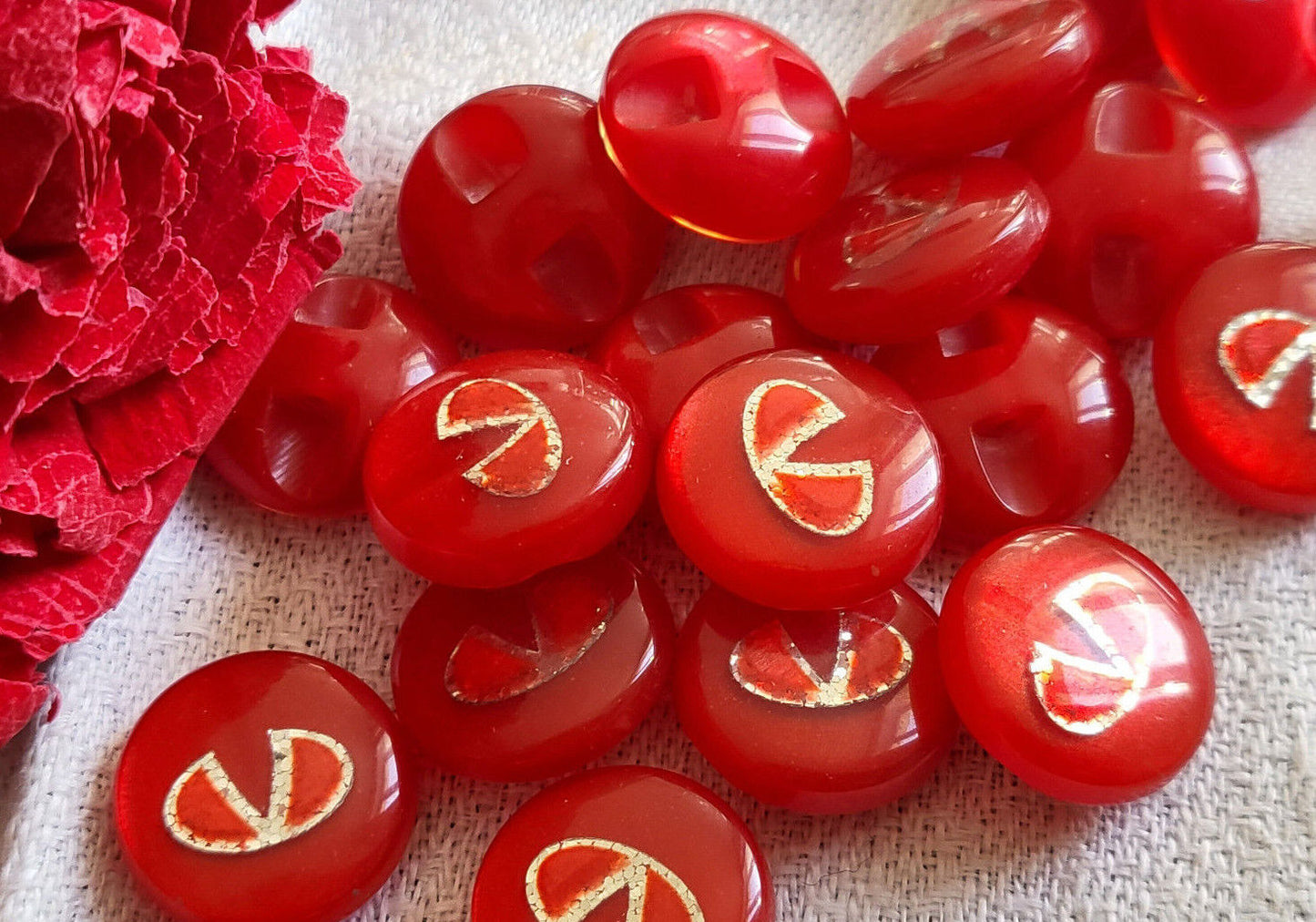 Lot 6 ou 10 boutons vintage rouge inclusion pied à pied 1,4 à 2,6 cm