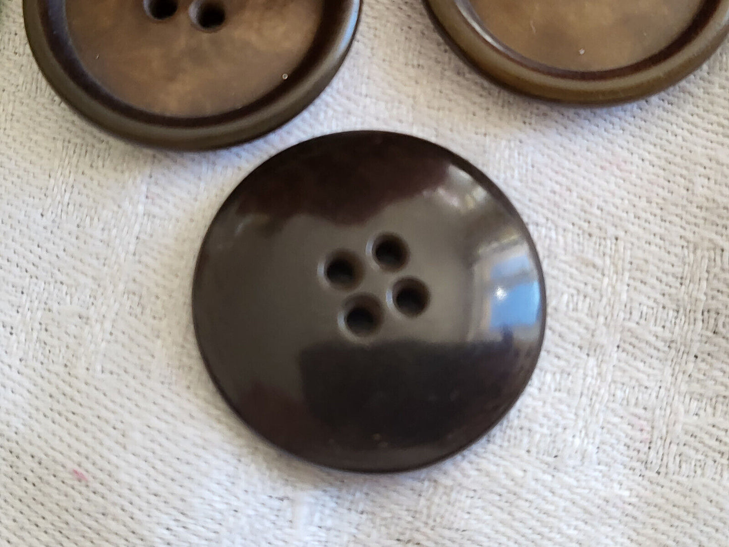 Trio gros boutons anciens en corozo travaillé marron diamètre 2,7 cm D14T