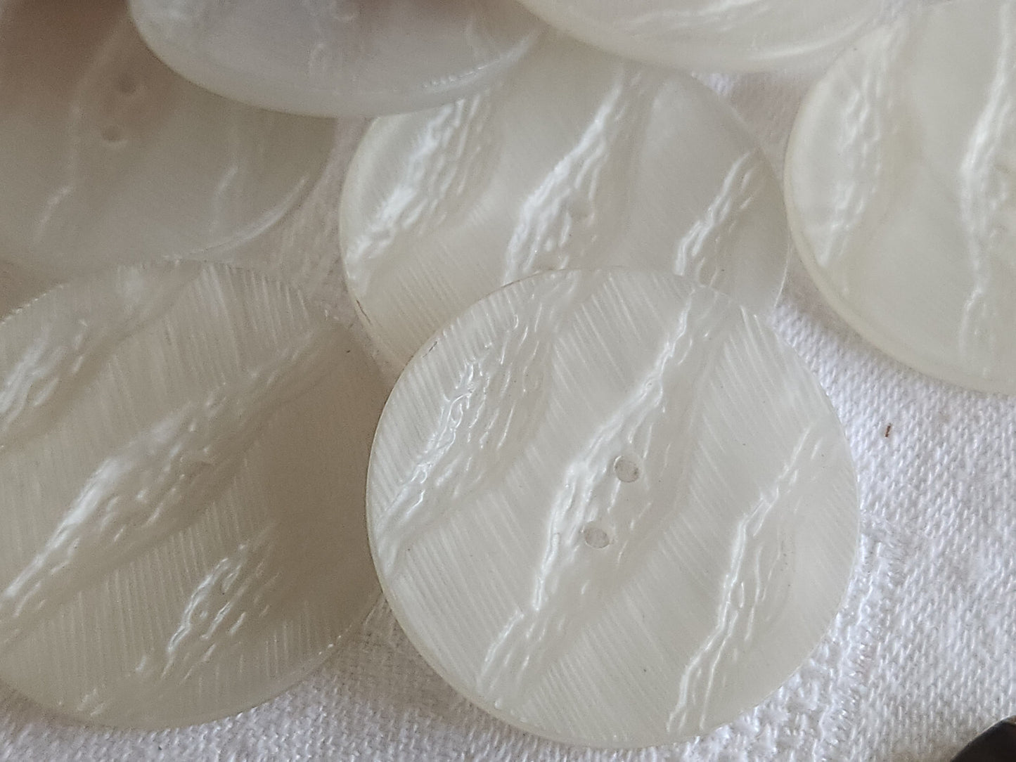Lot 6 trés gros boutons vintage effet blanc texturé mat 3,4 cm ref 4971
