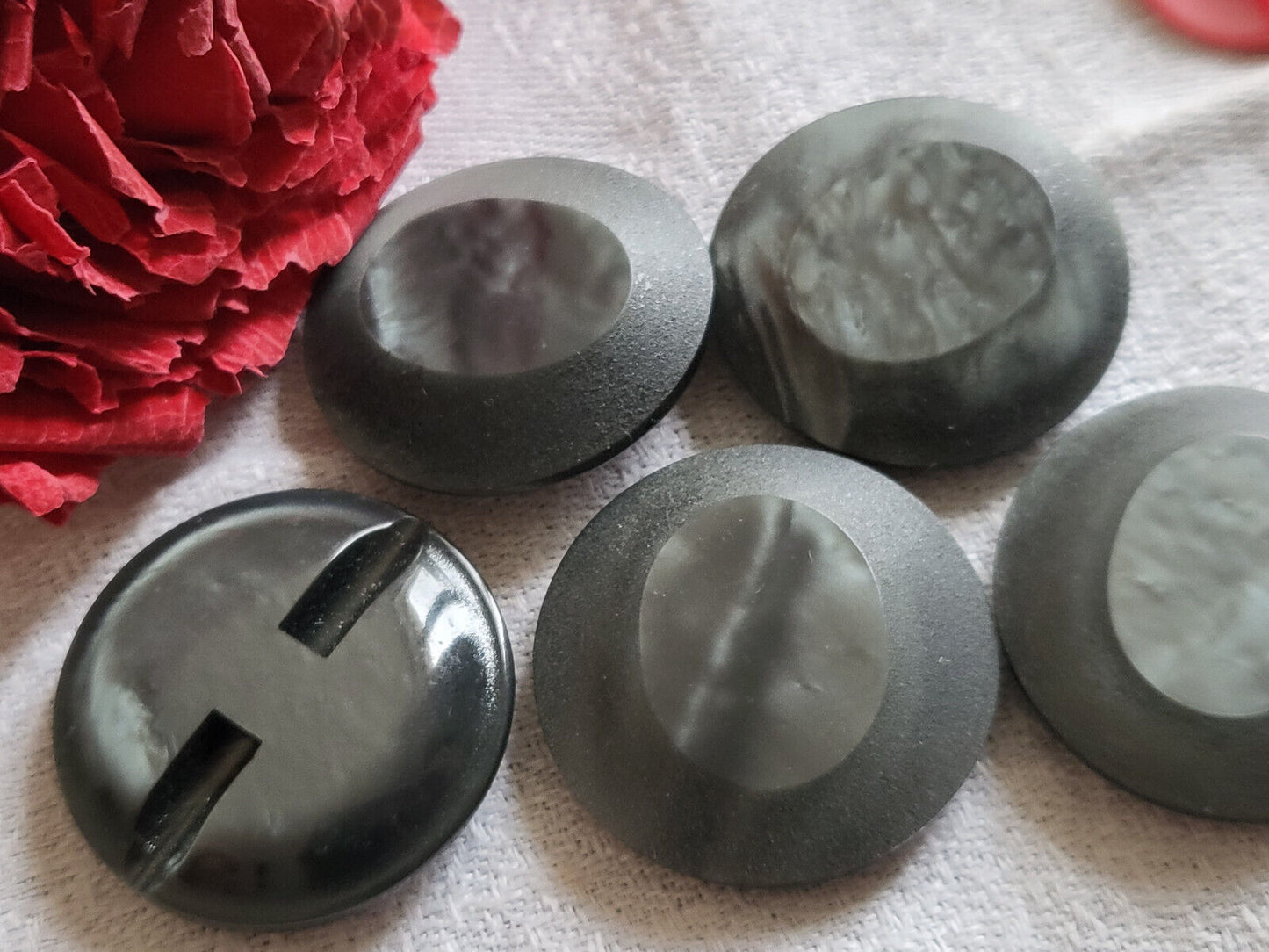 Lot 5 gros boutons vintage gris relief pied travaillé 2,9 cm ref 1205