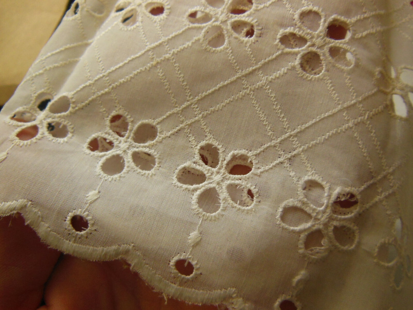 Dentelle ancienne vintage large jupon mécanique 72 cm sur 14 cm T1-38
