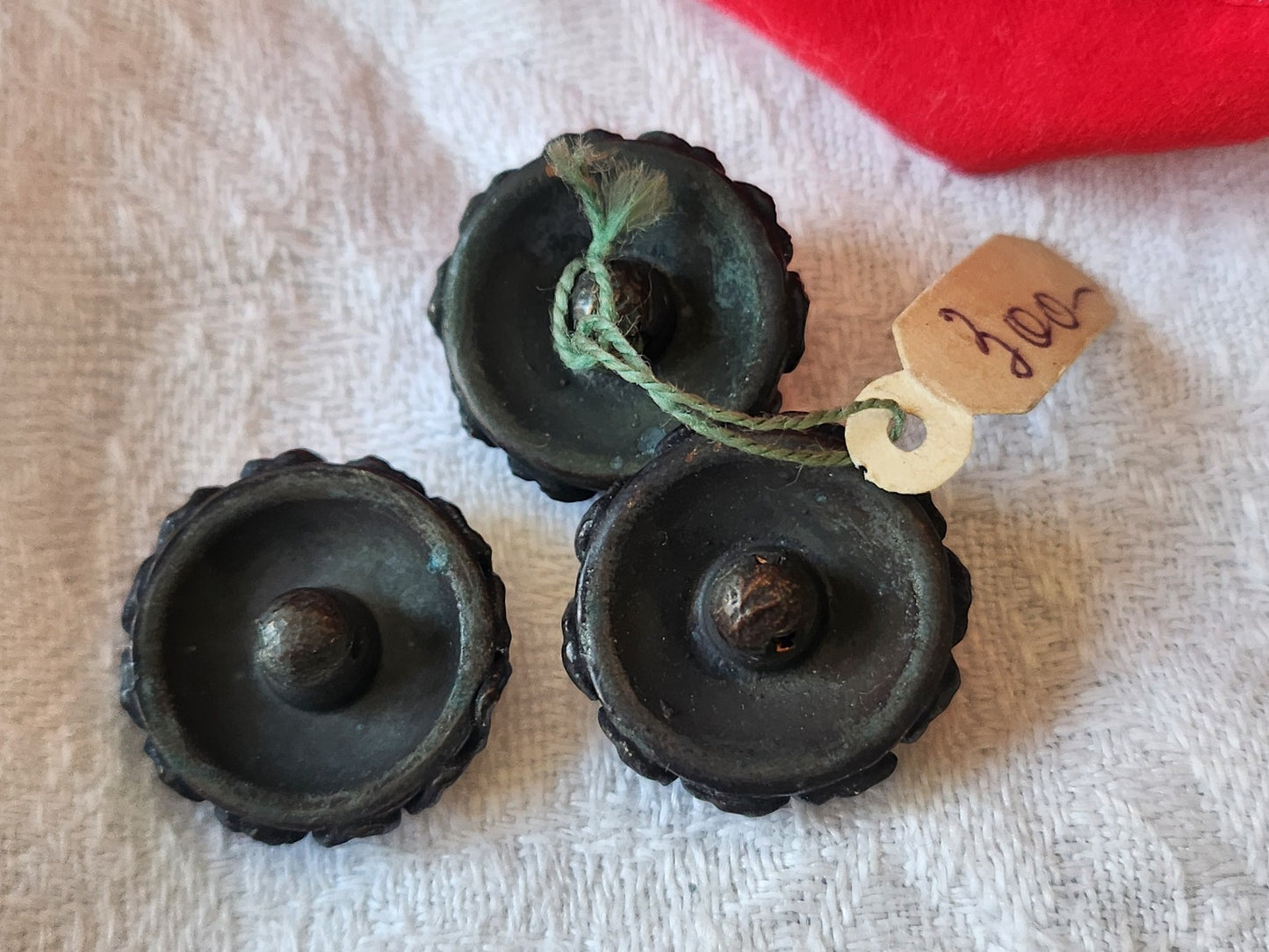 Trio boutons vintage résine gris pied etiquette 2 cm D17J