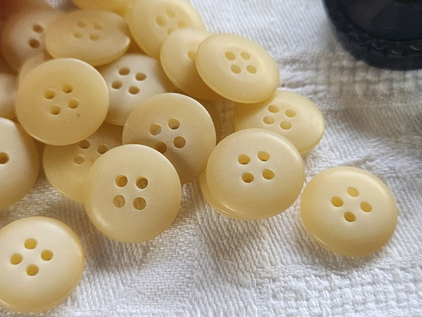 Lot 26 boutons vintage creme blanc trous 1,5 cm ref 2310