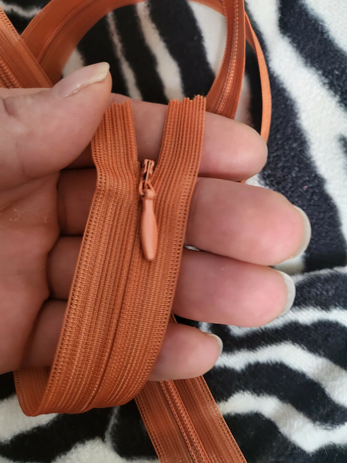 Fermeture éclair 50 cm orange invisible non- séparable A15 Robe
