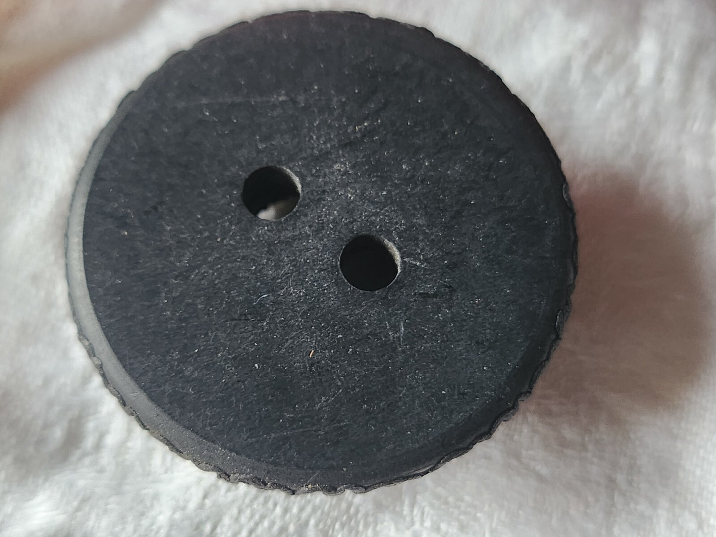 Volumineux bouton ancien vintage en résine perlé 3,8 cm noir ref 1083