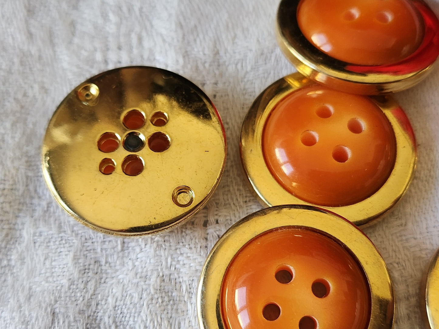 Lot 6 gros boutons vintage acrylique doré orange trous 2,7 cm ref 764