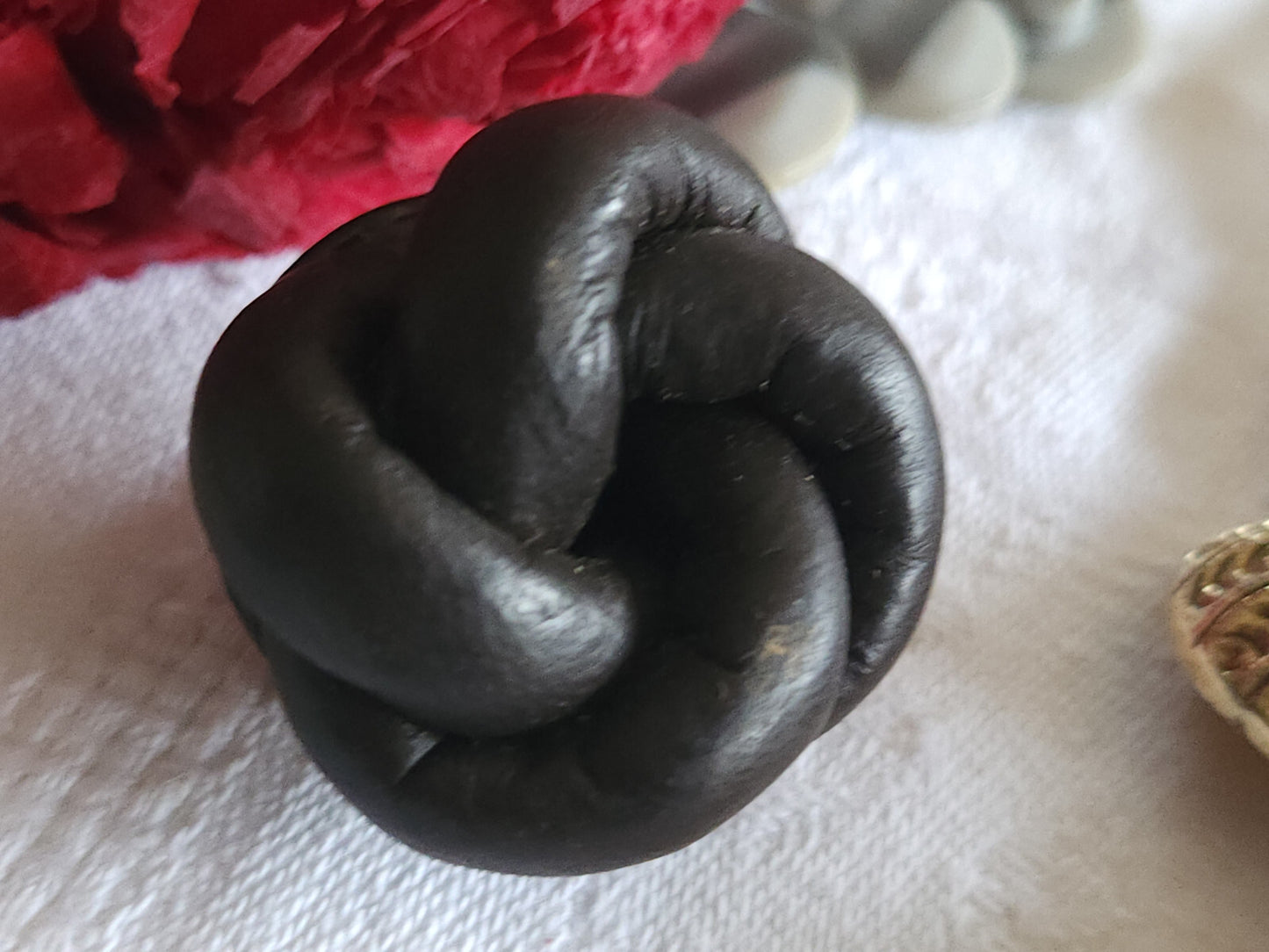 Gros bouton ancien en cuir 3,4 cm marron volume parurier collection ref 4926