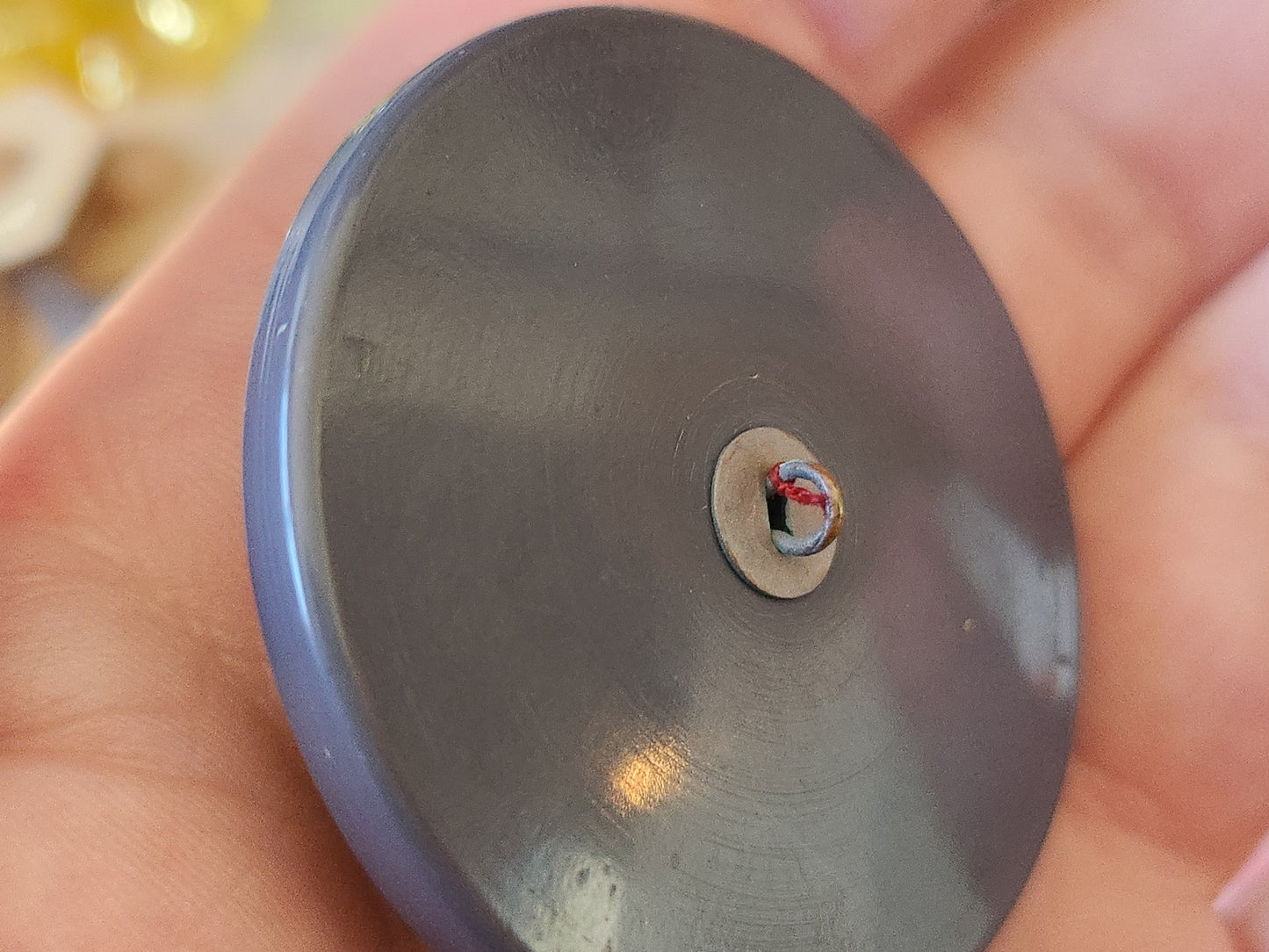 Enorme bouton ancien en cuir gris à pied 4,4 cm collection G18O