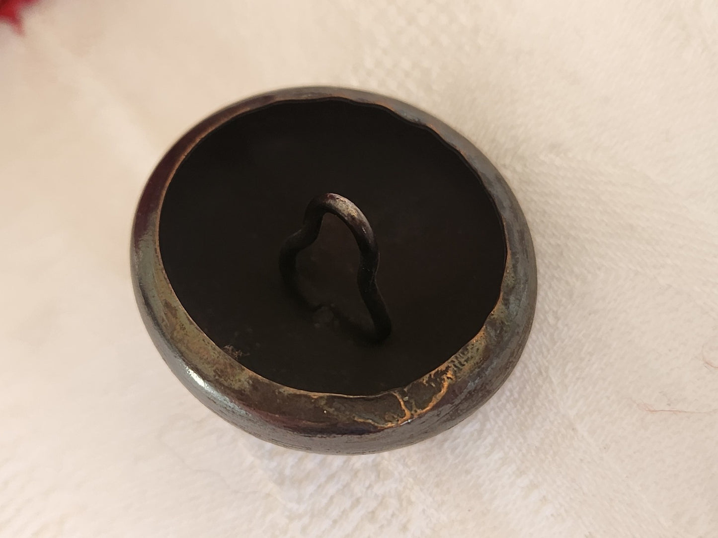 Enorme bouton vintage en métal bombé blason 3,5 cm pied ref 5852