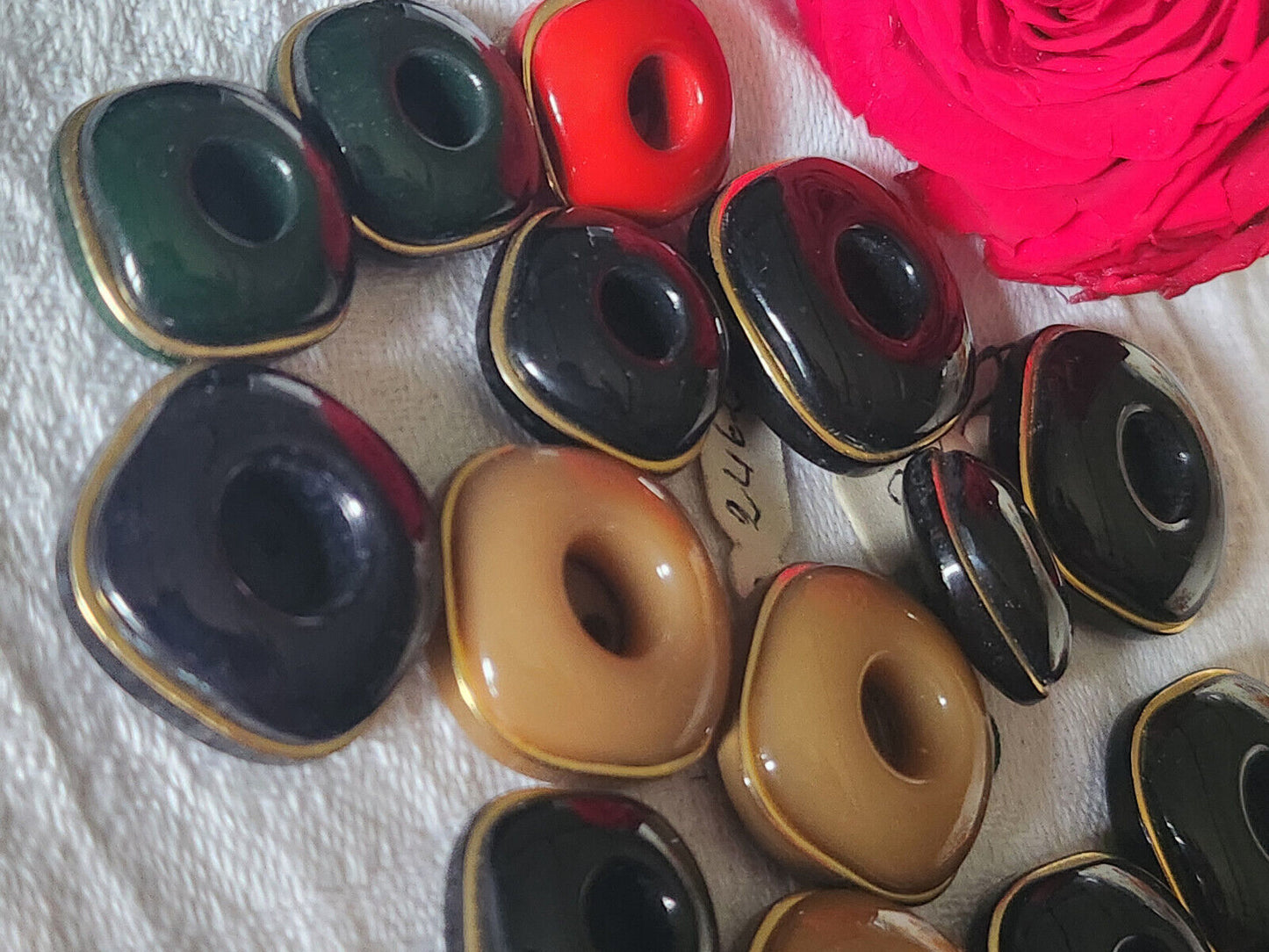 Lot 14 boutons vintage à trous meme modele panaché 1,7 à 2,4 cm ref 1464