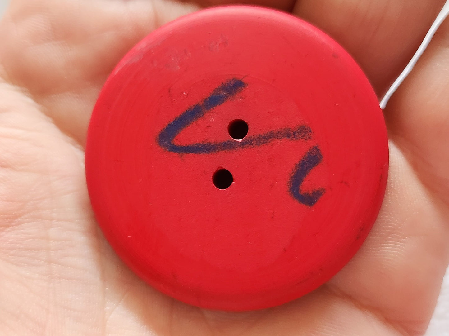 Enorme bouton vintage rouge mat épais 4,4 cm ref 2040