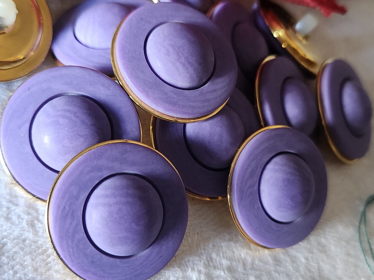 Lot 6 boutons vintage vioet veiné bombé à pied doré 2,2 cm ref 5149