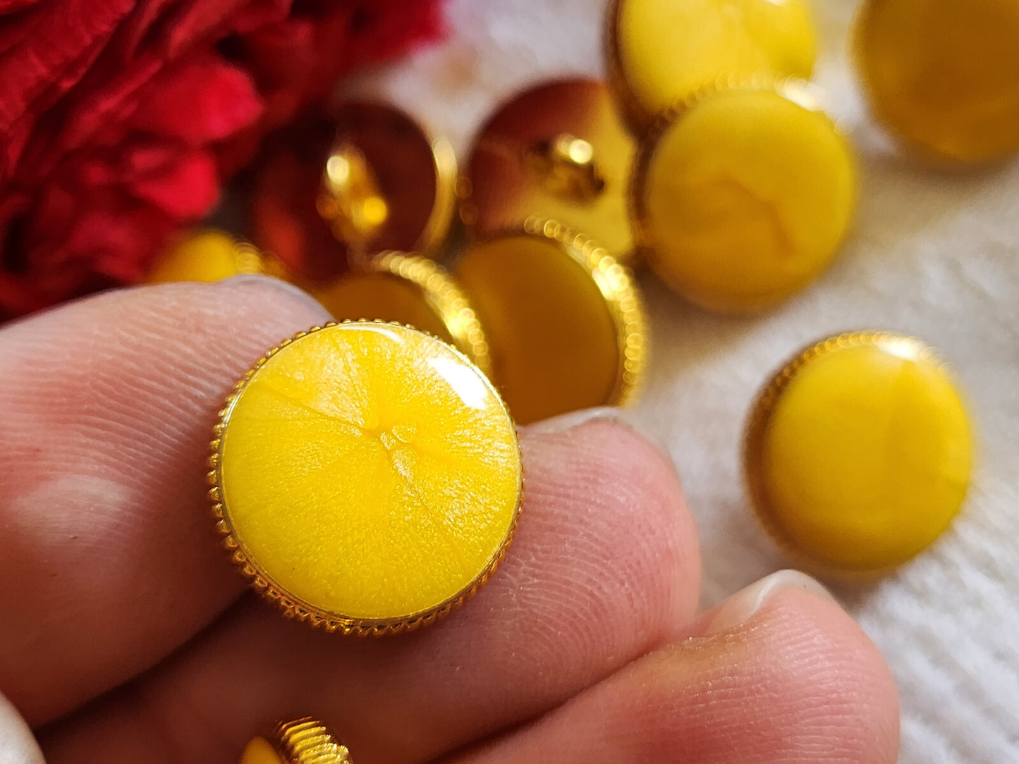 Lot 6 boutons vintage métal doré jaune laiteux superbe qualité 1,4 cm ref 2047