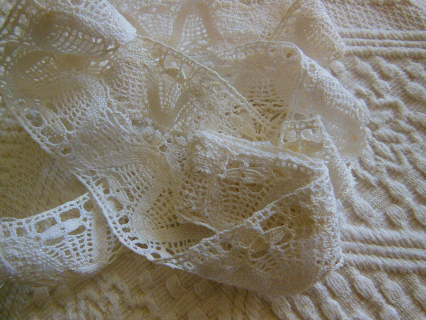 Dentelle ancienne coton large 1 mètre 60 sur 3,4 cm T15-42