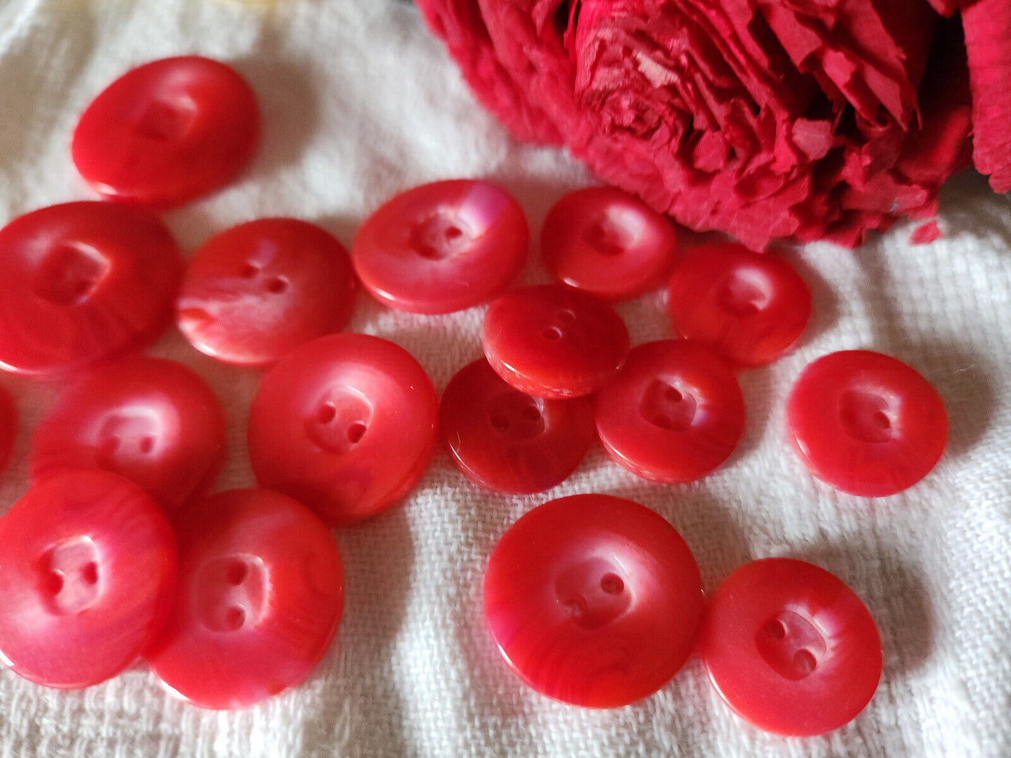 Lot 16 boutons vintage panaché rouge rosé trous 1,4 cm à 2,2 cm ref 2173