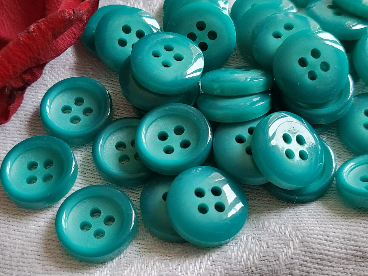 Lot 17 petits boutons vintage bleu diamètre: 1,3 cm à trous ref 5561