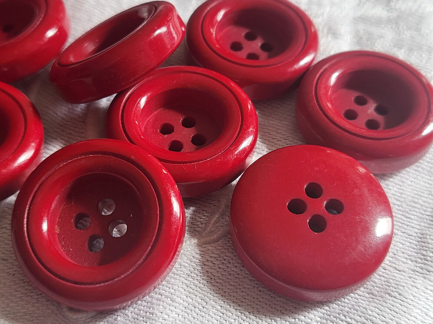 Lot 5 épais boutons vintage rouge travaillé trous 2,1 cm ref 2685