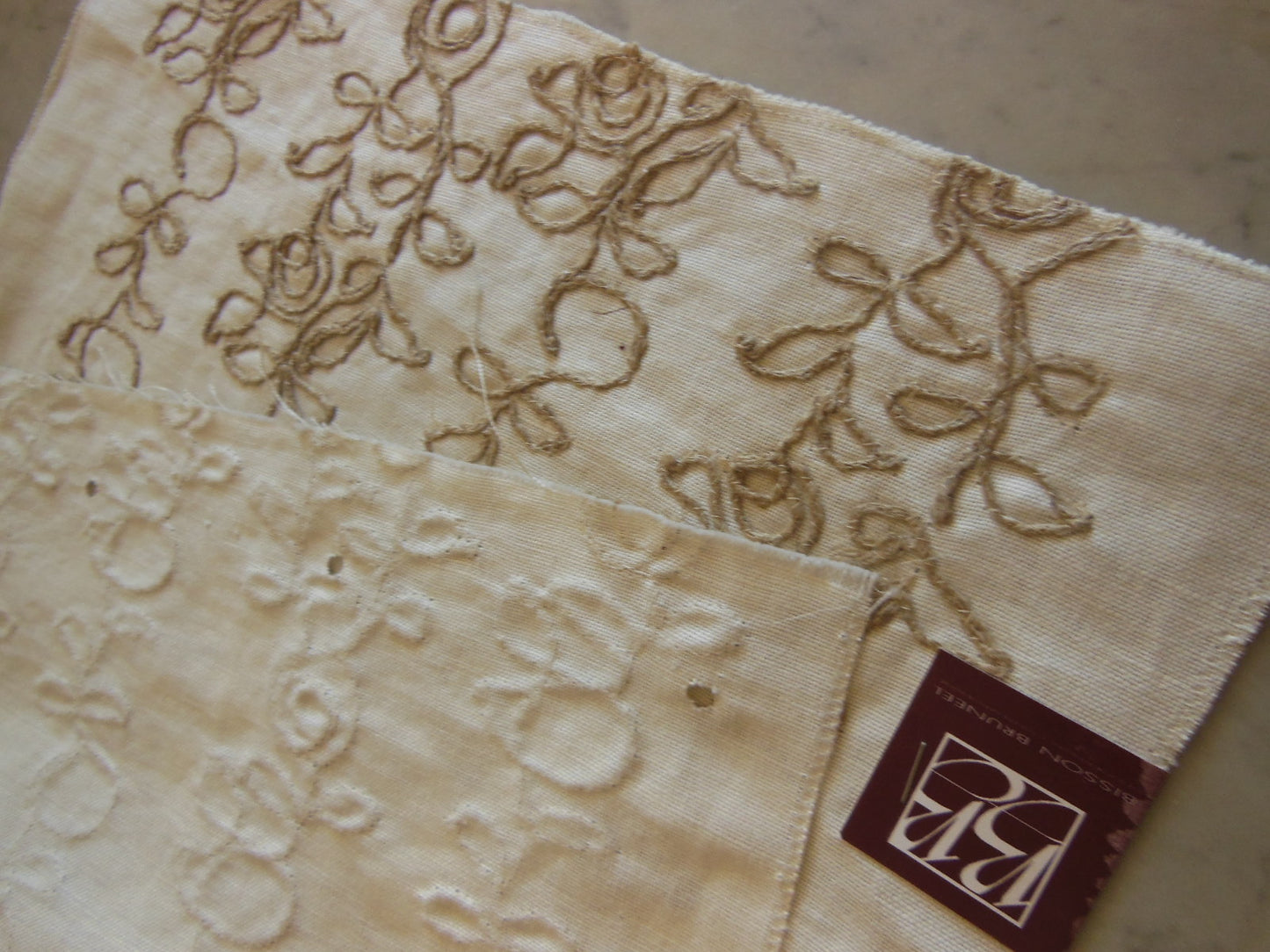 Coupon de tissu rebrodé patchwork 49 cm sur 37 cm brise bise set table B3