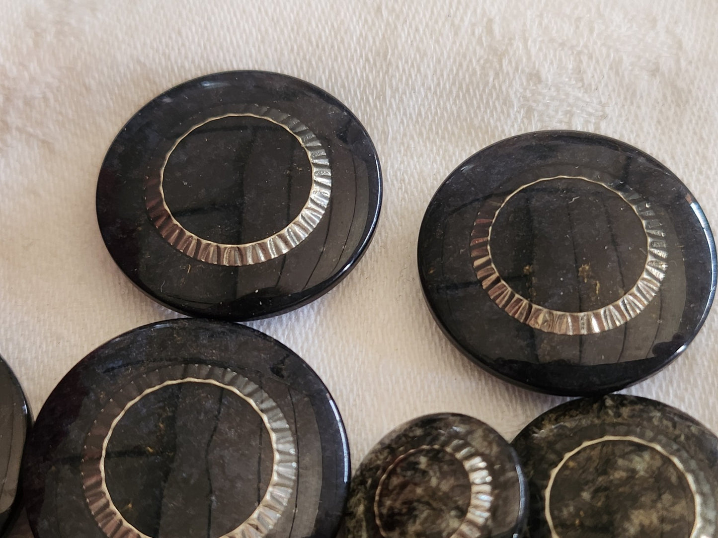Lot 15 boutons vintage panaché pied inclusion 1,7 à 2,8 cm ref 865