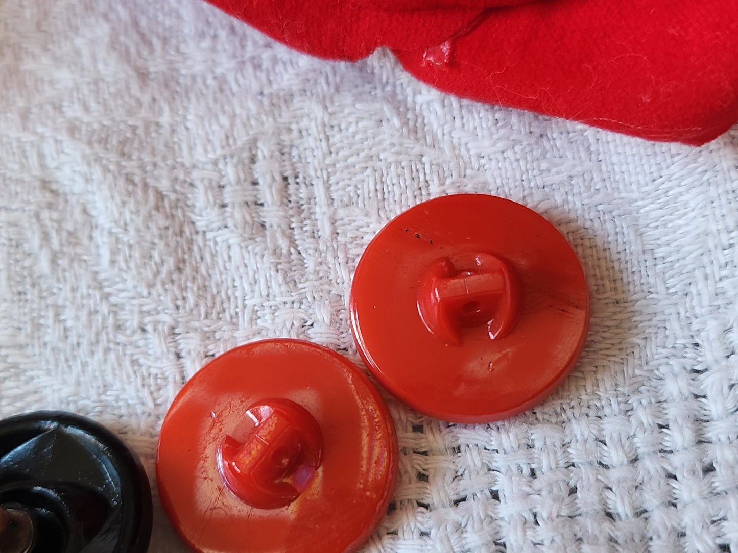 Duo boutons anciens en verre rouge mordoré irisé 1,8 cm D18C