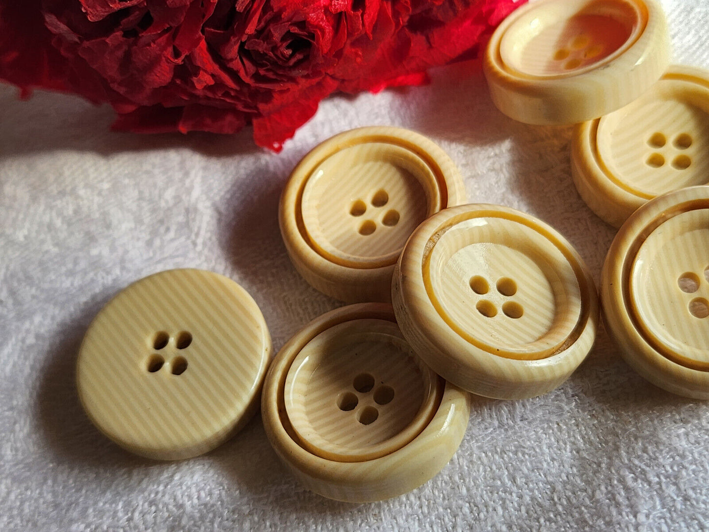 Lot 7 boutons vintage beige veiné effet ivoire 2,1 cm trou ref 5861