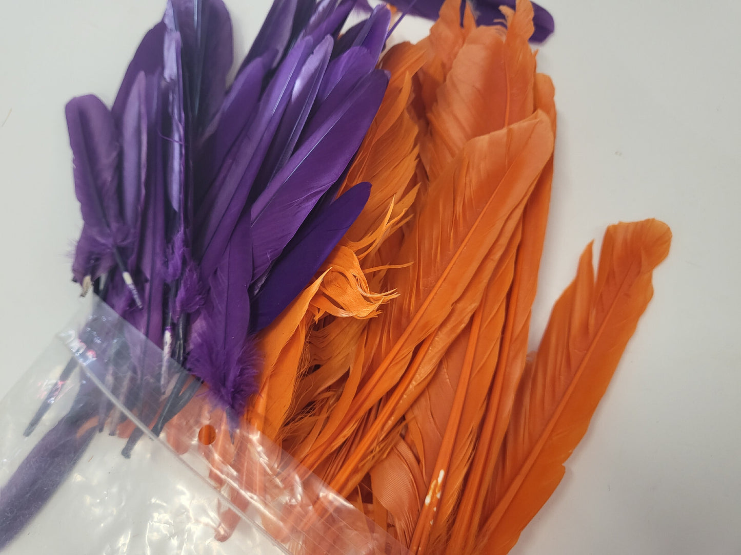 Lot d environ 80 plumes vintage violet orange chapeau modiste N°17 B6
