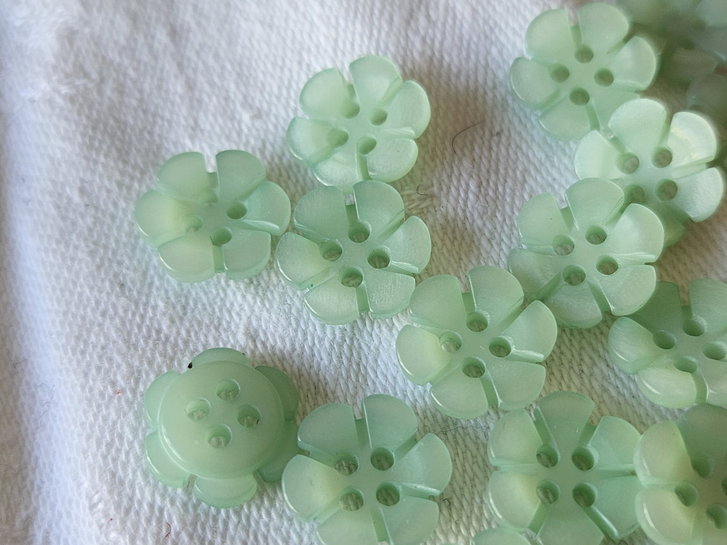 Lot 16 boutons vintage petits marguerite vert 1,2 cm mini trou ref 5488