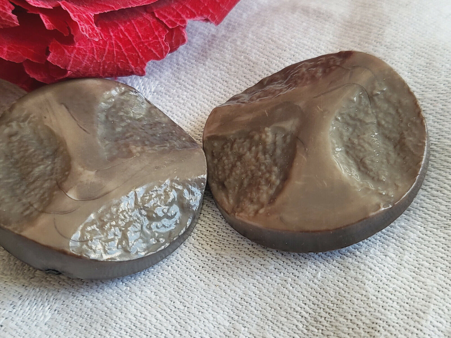 Duo boutons vintage marron /vert texturé à pied diamètre 2,9 cm ref 250