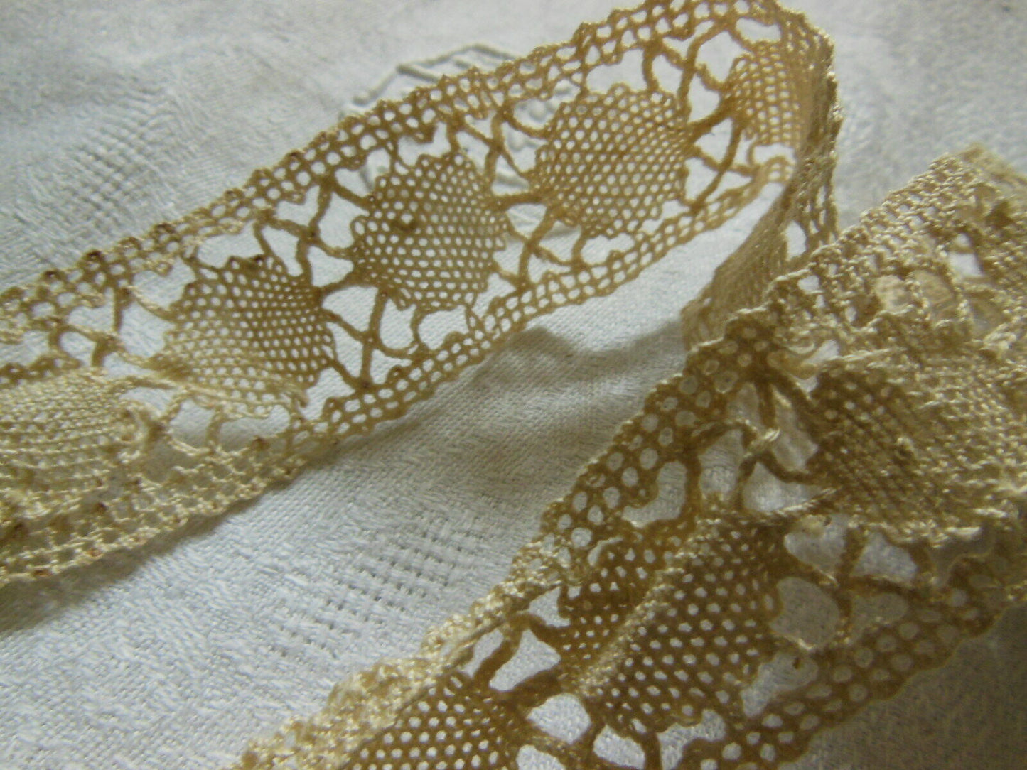 Dentelle large ancienne entre deux petit coupon 90 cm sur 3,2 cm T1-51