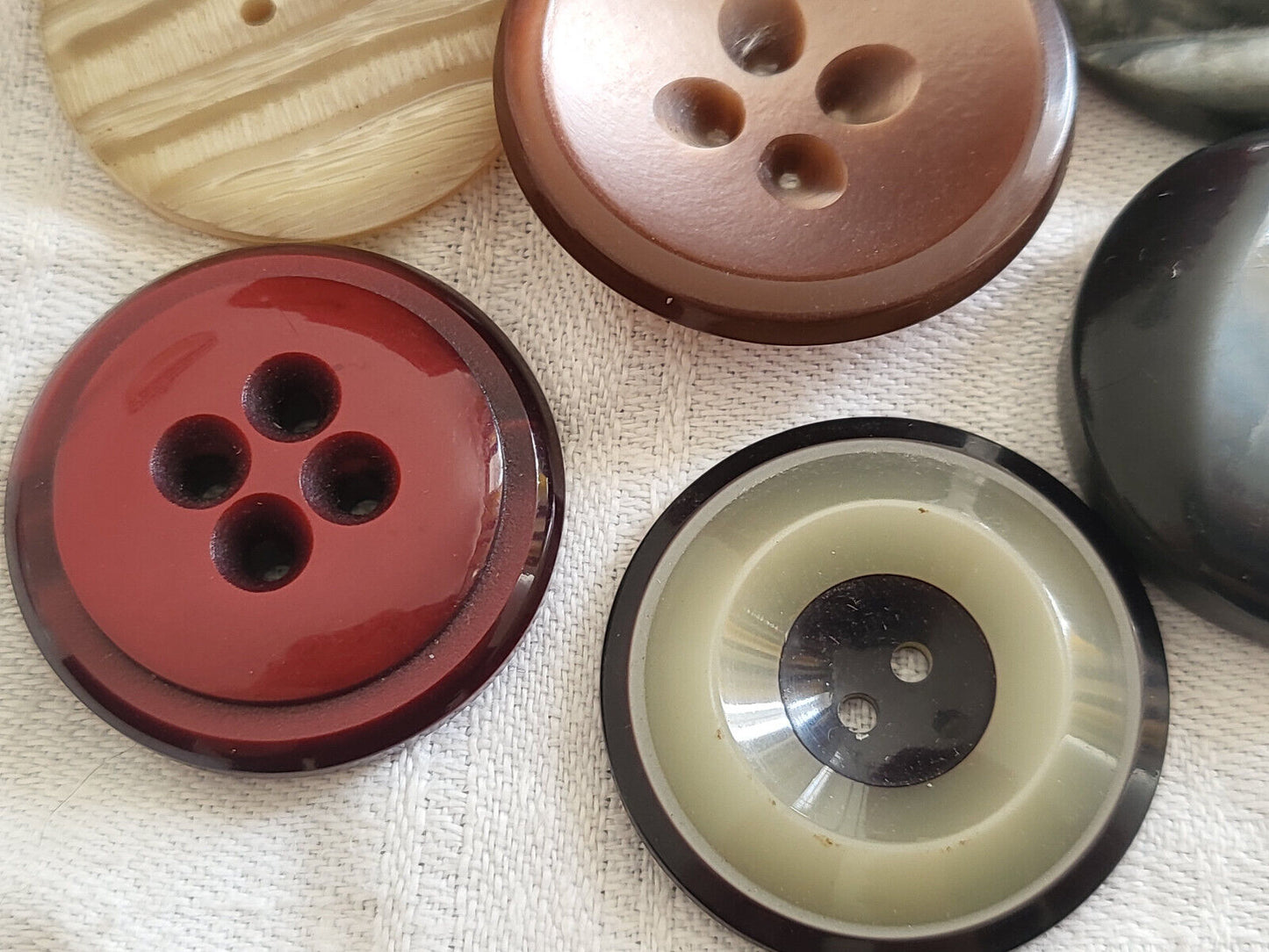 Lot 6 trés gros boutons vintage couleur panaché 2,8 à 3,3 cm ref 4945