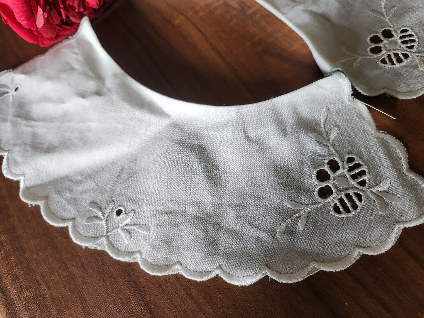 Ancien col en tissu broderie lumineuse en relief blanc B7-64