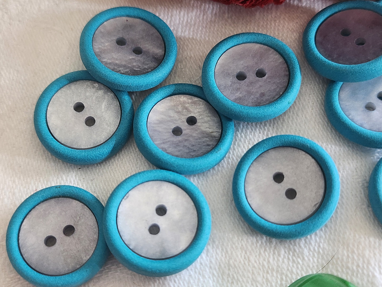 Lot 10 boutons vintage bleu coeur lumineux trous 1,7 cm ref 862
